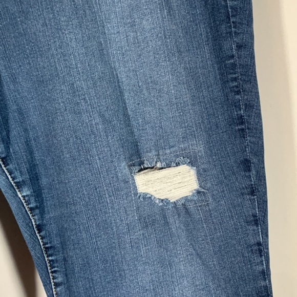 Torrid Blue Medium Wash Lightly Distressed Skinny Jeans 20R - Picture 5 of 11